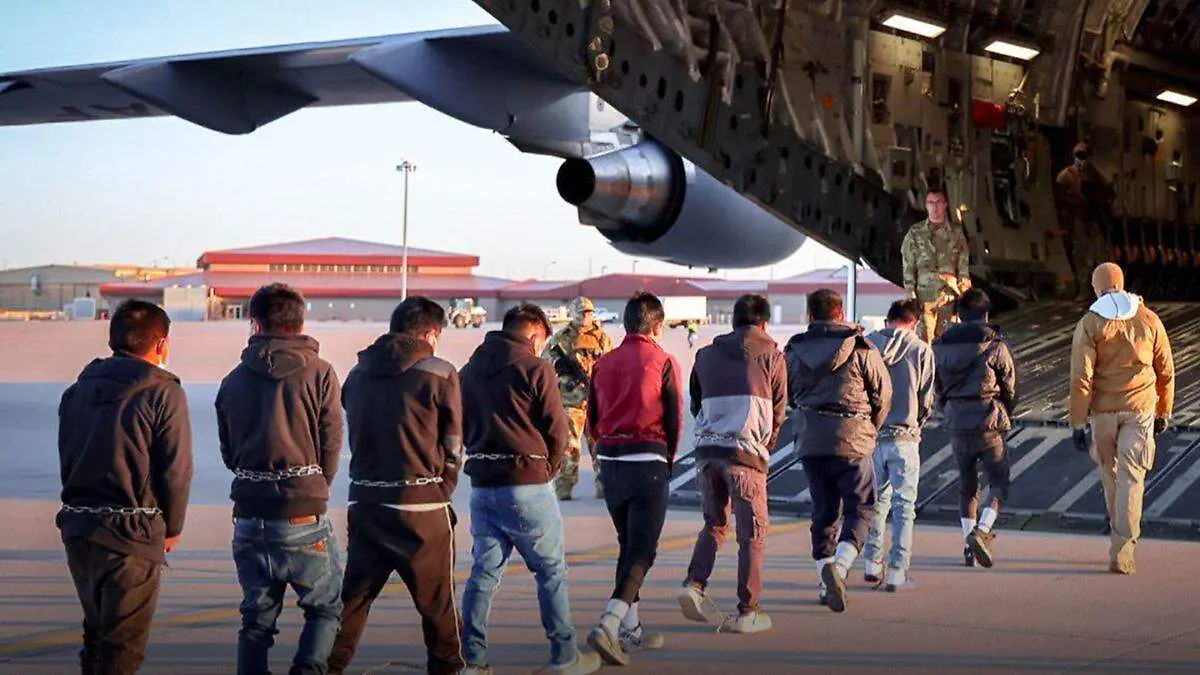 Deportaciones en aviones militares